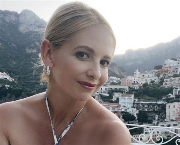 ’90s Icon Sarah Michelle Gellar Shares Swimsuit Photo of “Bucket List”