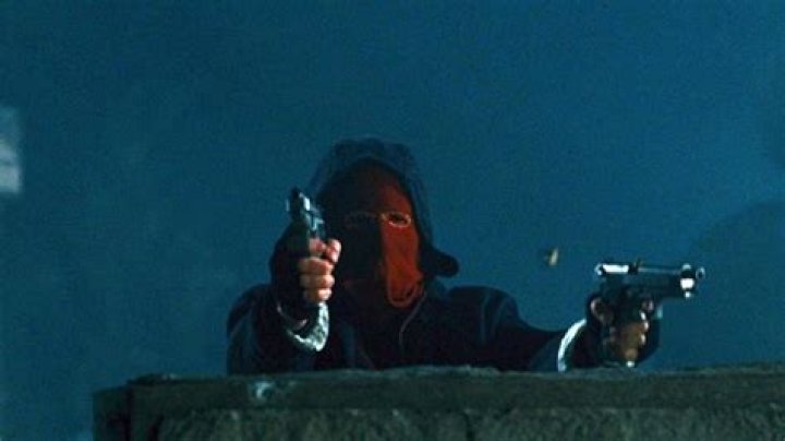 A star-studded self-aware crime thriller winks directly at the audience on its way to streaming success