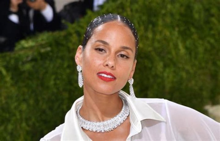 Alicia Keys in Bathing Suit Gets "Beauty Rest" — Celebwell