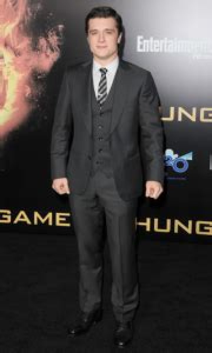 Body Measurements of Josh Hutcherson with Height Weight Shoe Size Stats