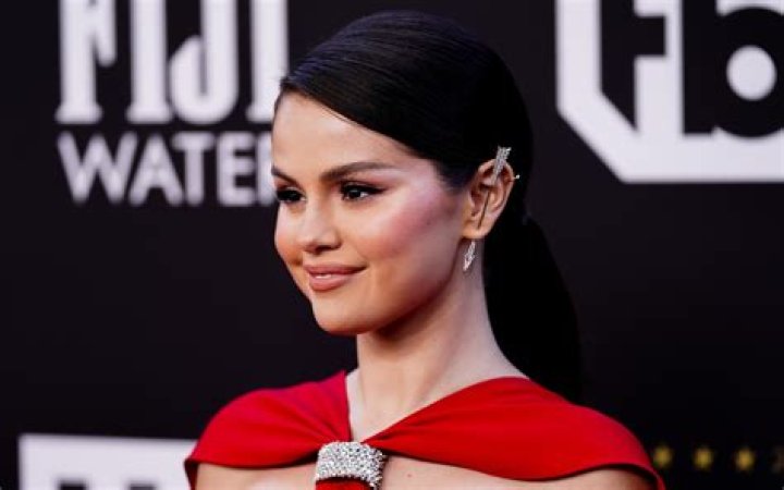 Bullseye! Stunning Selena Gomez flaunts unique 154 diamond earrings