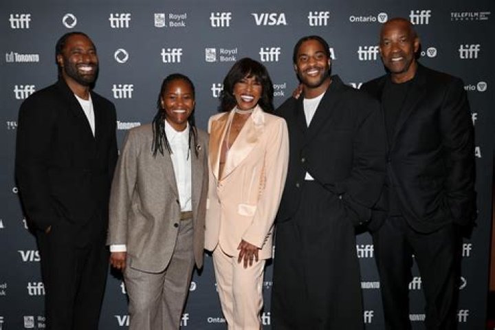 Denzel Dumfries family, wife, children, parents, siblings