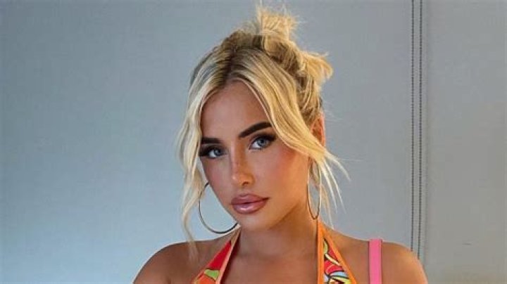 Ellie Brown in Bathing Suit is With "Fave People" — Celebwell