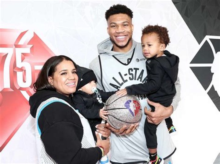 Giannis Antetokounmpo Biography - Facts, Childhood, Family Life & Achievements