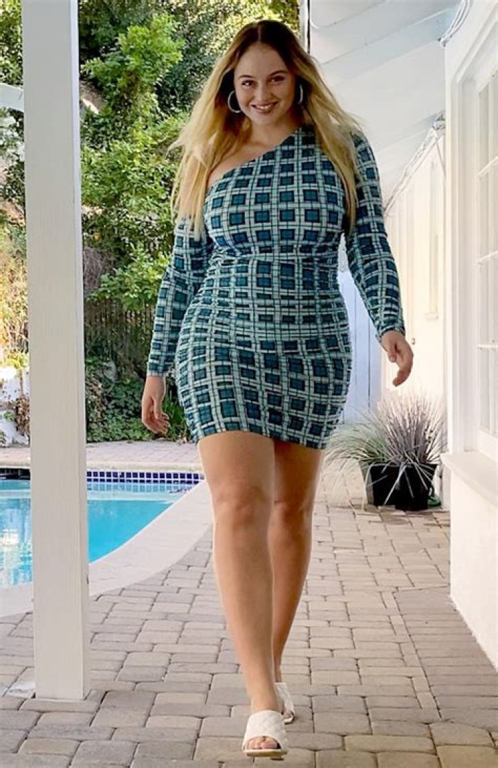 Iskra Lawrence in Bathing Suit is "32 Feeling Brand New"  — Celebwell