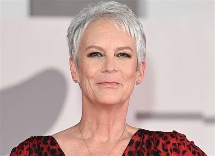 Jamie Lee Curtis in Bathing Suit Says "Summer is Coming"  — Celebwell