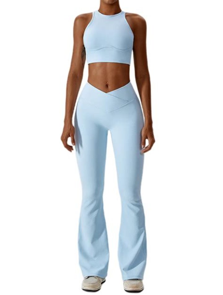 Jennifer Lopez in Two-Piece Workout Gear Has "A Merry Sunday"