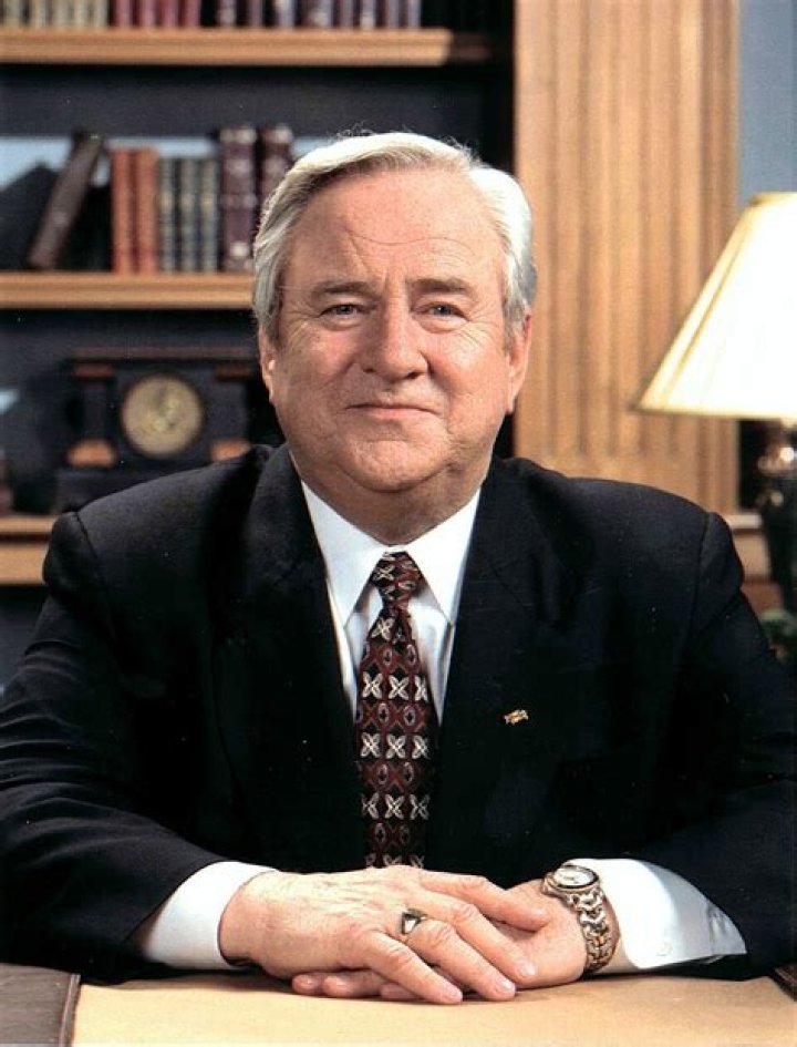 Jerry Falwell Biography - Childhood, Life Achievements & Timeline