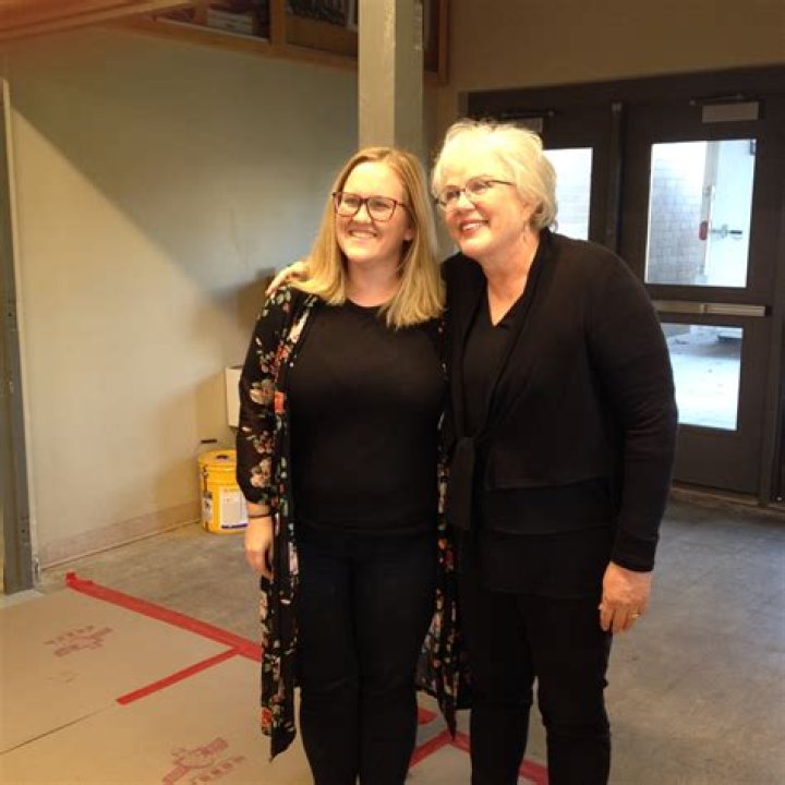Julia Sweeney Biography - Facts, Childhood, Family Life & Achievements