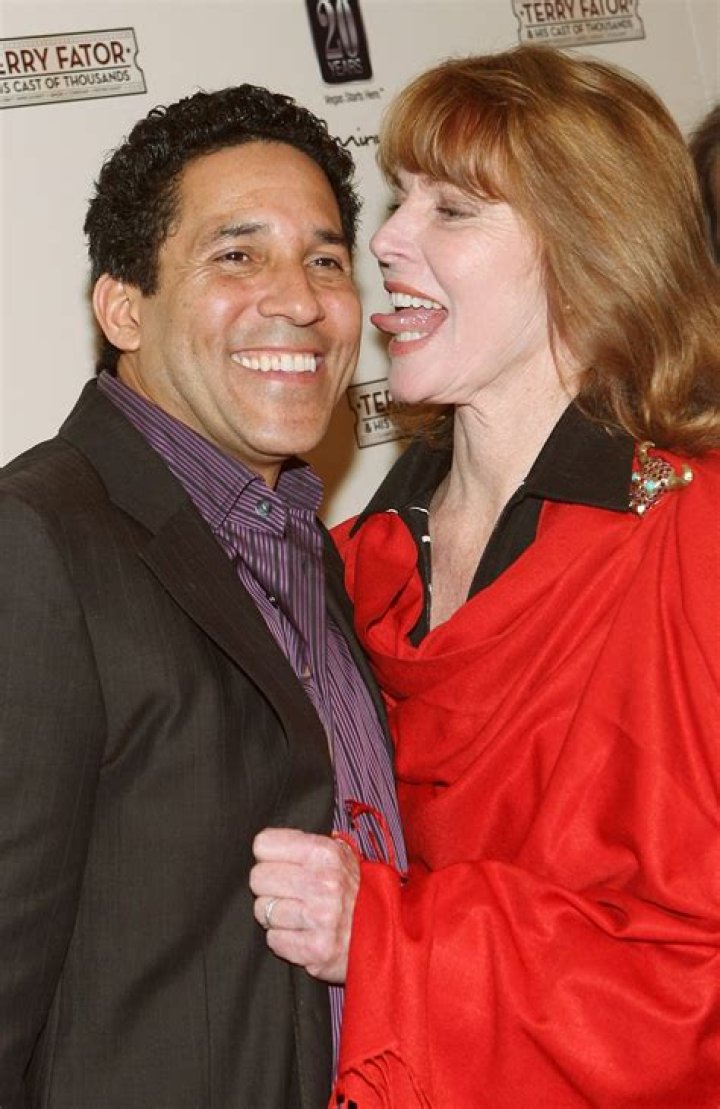 Justin Hartley Age, Weight, Height, Measurements