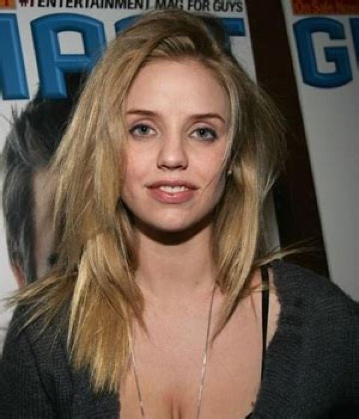 Kelli Garner Height Weight Shoe Size Body Measurements Vital Stats