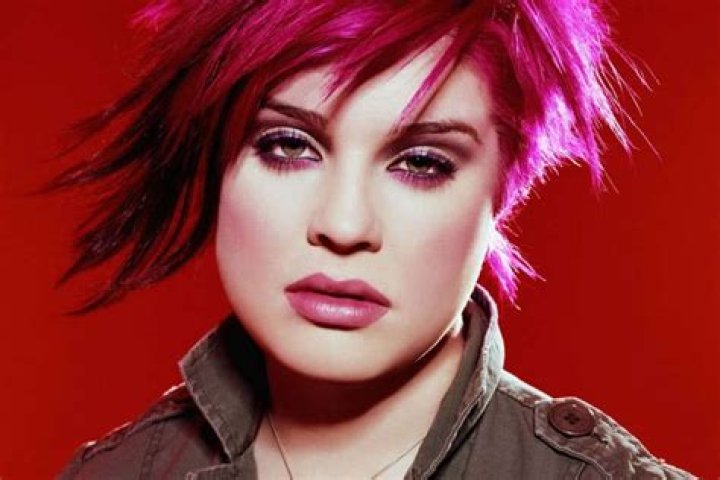 Kelly Osbourne Admits Hosting The Emmys Now That She’s Sober Is Anxiety-Inducing