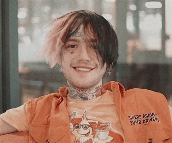 Lil Peep Biography - Facts, Childhood, Family Life & Achievements