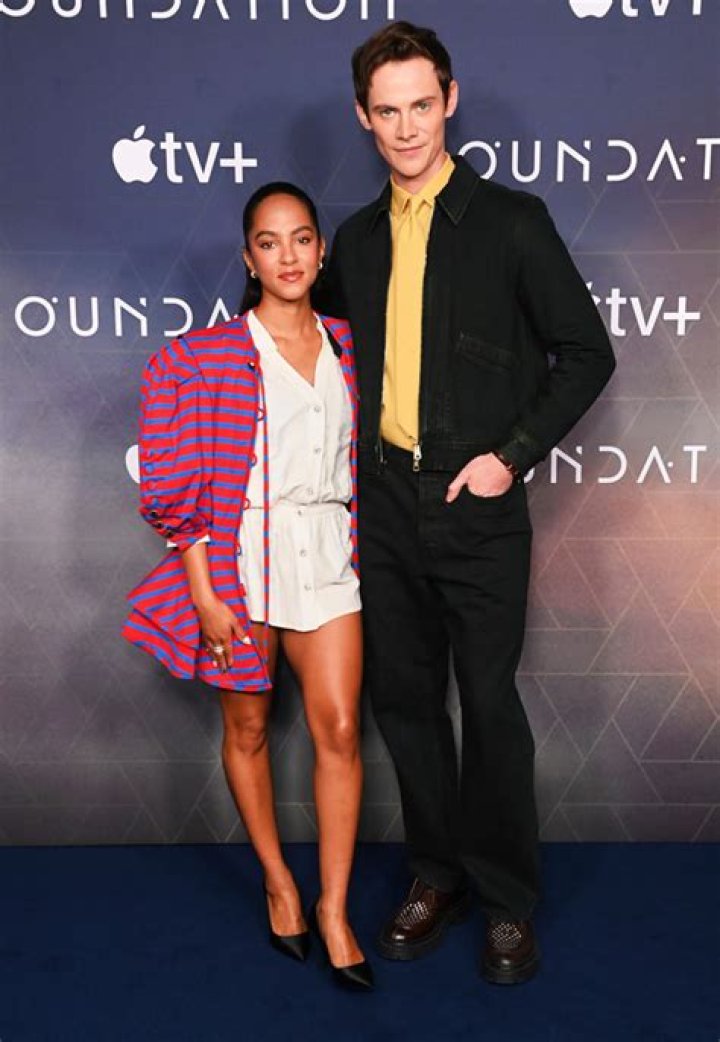 Lou Llobell Wiki, Age, Boyfriend, Height & Parents