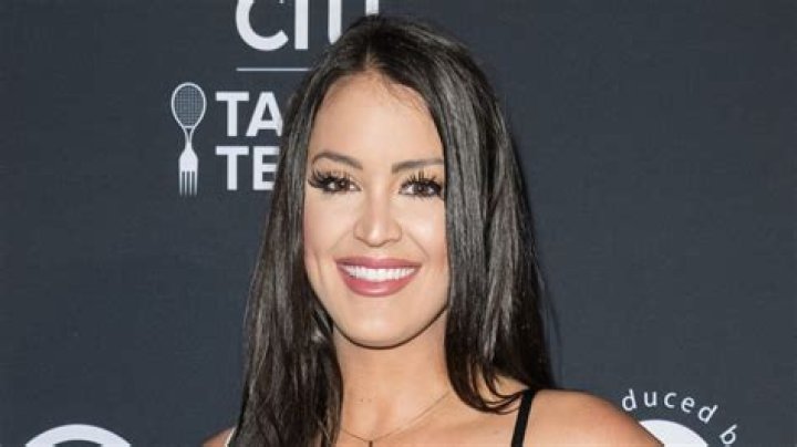 Rachel Stuhlmann in Bathing Suit Says "Shake and Bake Baby" — Celebwell