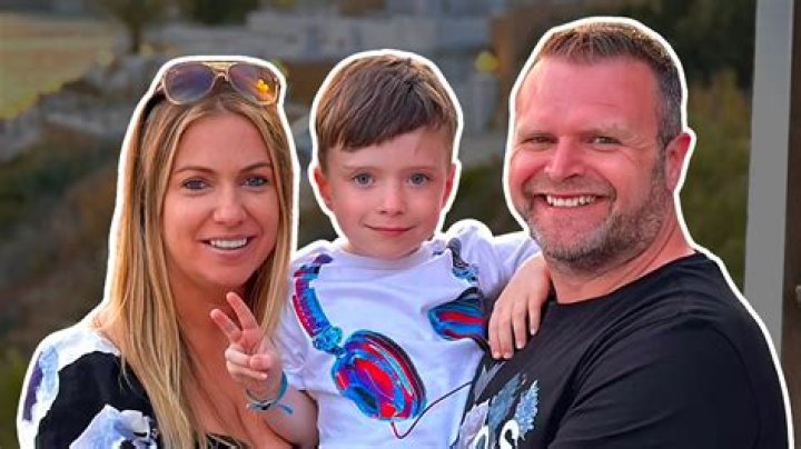 Sapphire (Singer) – Bio, Facts, Family Life of British YouTuber