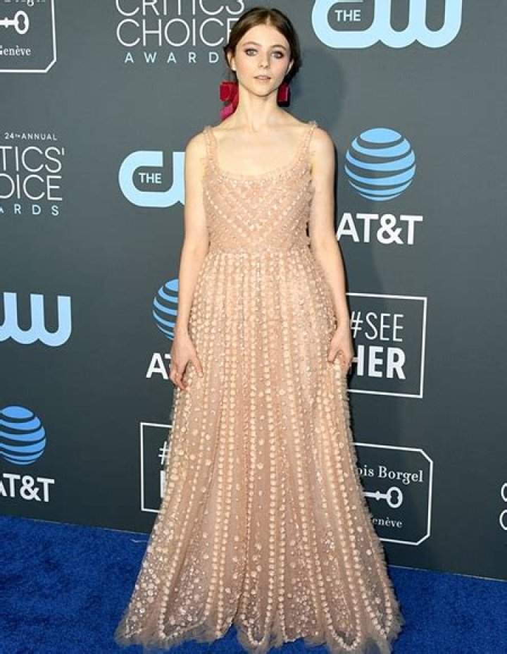 Thomasin McKenzie Height Weight Body Measurements Family