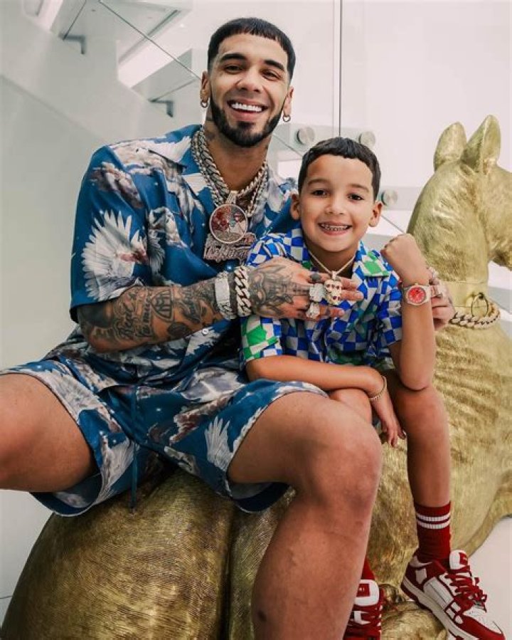 Who are Anuel AA siblings?