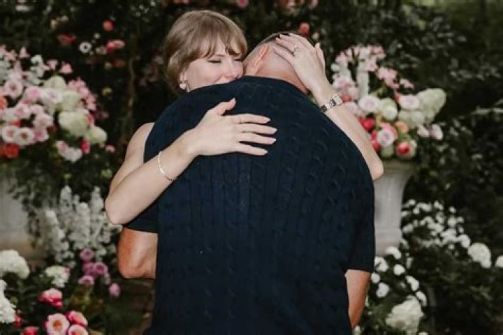 Who did Taylor Swift donate money to?