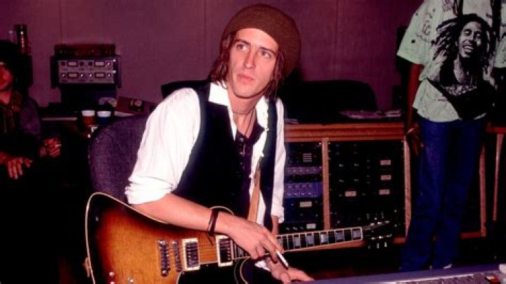 Why isn’t co-founder Izzy Stradlin in Guns N’ Roses and who replaced him in the band?